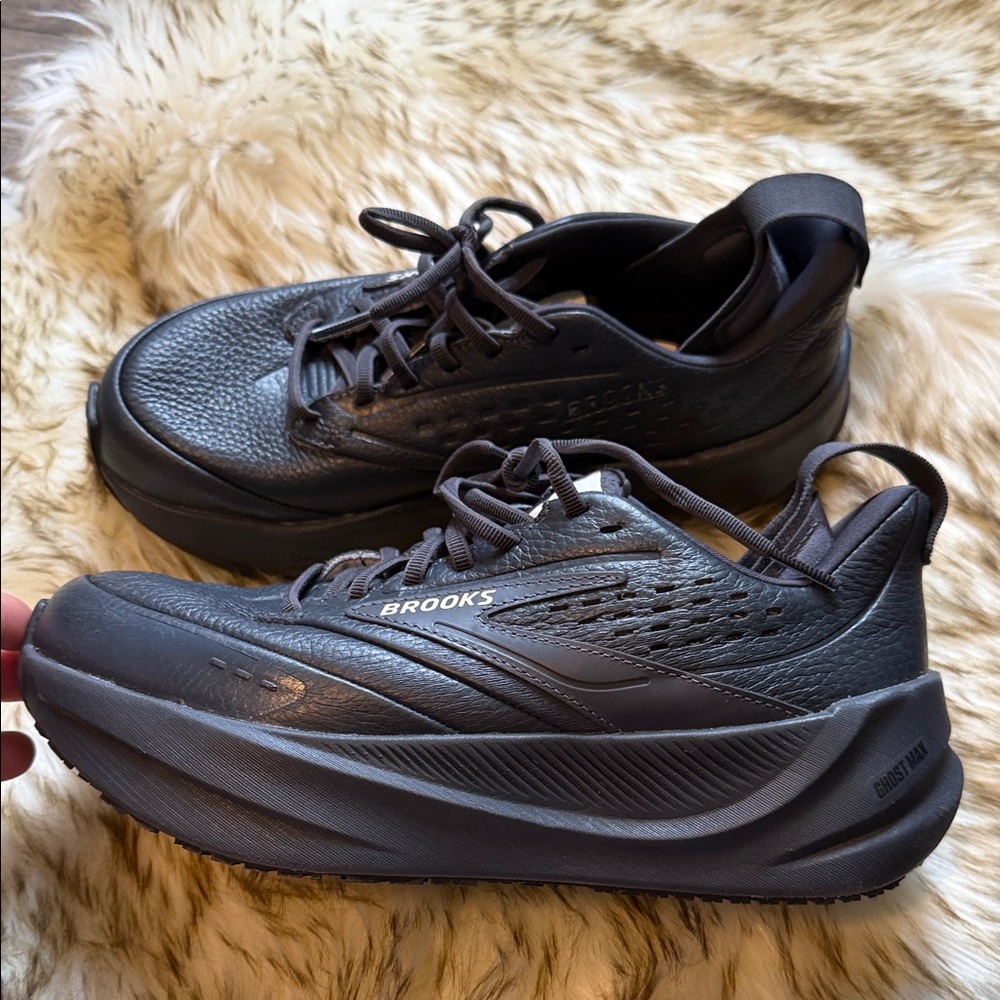 Brooks Black Sneakers ghost max size 8.5 like new